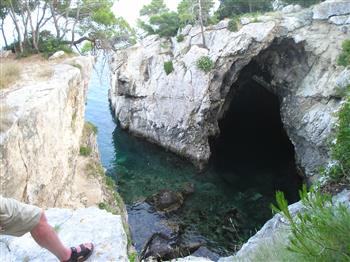I mille colori con fenomeni di luminosità nella grotta delle viole, una delle più famose grotte delle Isole Tremiti. (Giorgio e Mirella)